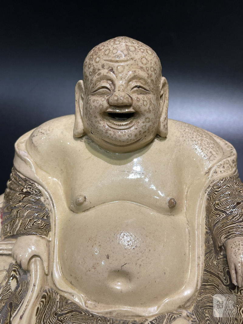明 米黄绞胎釉弥勒佛坐像 - 图7
